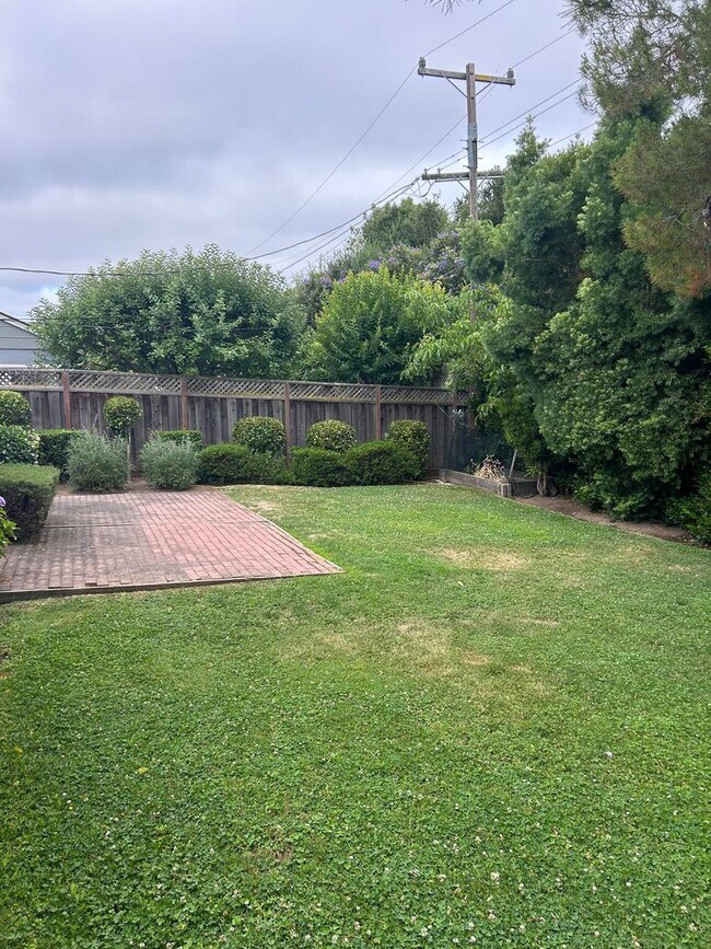 Building Photo - Adorable home in San Carlos with large yard
