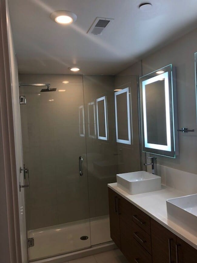 Building Photo - Beautiful Talbach House Condo!