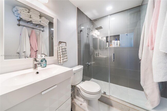 Building Photo - 5400 Lakewood Cir S