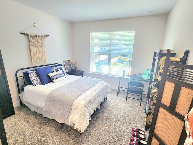 Building Photo - Stunning 4-Bed, 3-Bath Beauty, 2,117 sq. ft. of Pure Comfort and Style!