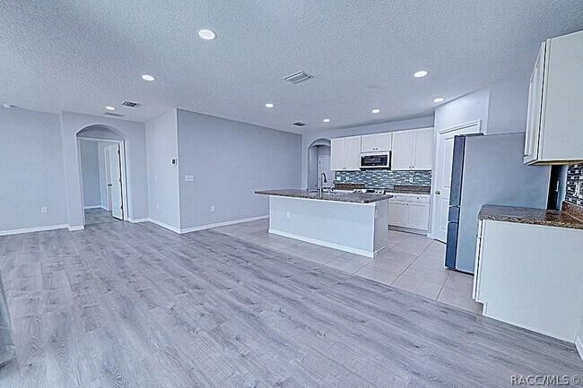 Building Photo - 320 W Runyon Loop