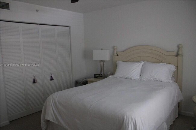 Building Photo - 519 E Sheridan St