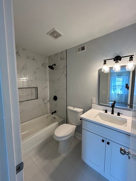 Building Photo - 430 Queens Rd