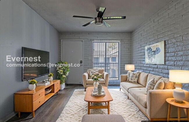 Building Photo - 1014 S Farmer Ave