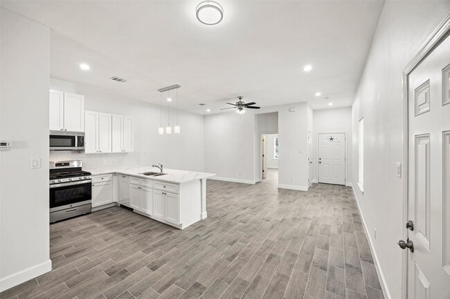 Building Photo - 1550 Lombardy St