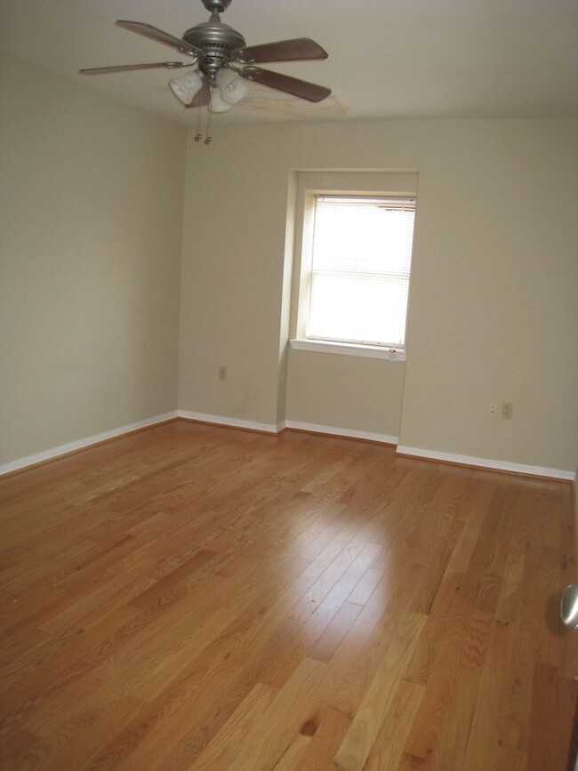 Building Photo - Townhome in Lake View