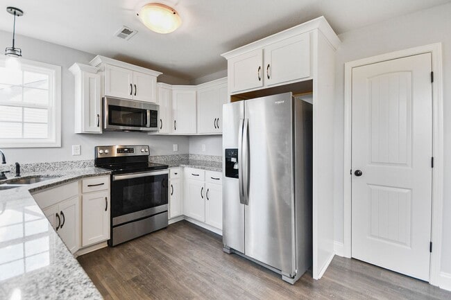 Building Photo - Pet Friendly Four Bedroom with Basement!