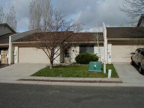 Building Photo - Beautiful Lakewood Village Condo