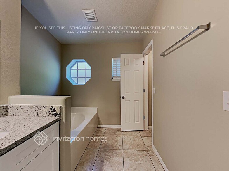 Building Photo - 4716 Four Lakes Dr