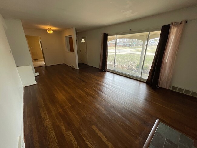 Building Photo - 3-Bedroom Home in Sought-After Cranbrook Village