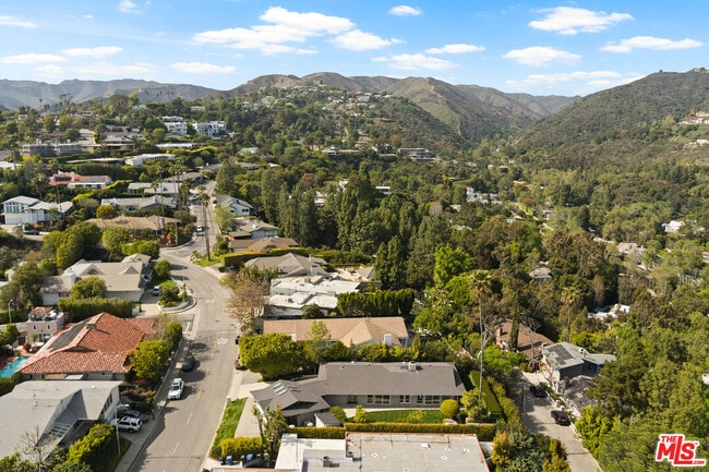 Building Photo - 2058 Westridge Rd