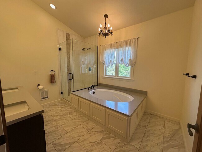 Building Photo - Stunning 3-Bedroom Craftsman Home in Kendall Yards