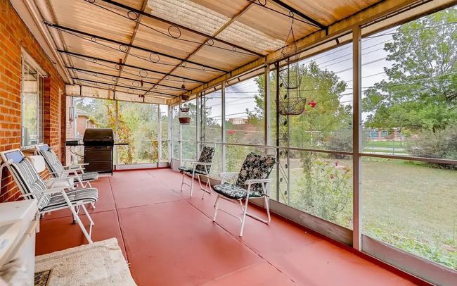 Building Photo - 3 bedroom / 2 bathroom house with large ba...