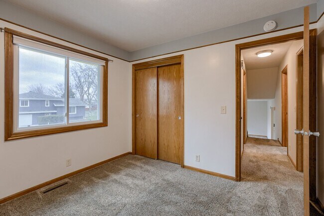 Building Photo - Updated Kitchen!