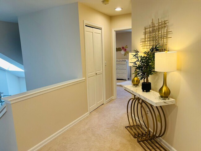 Building Photo - Beautiful and Spacious 3BD + Den