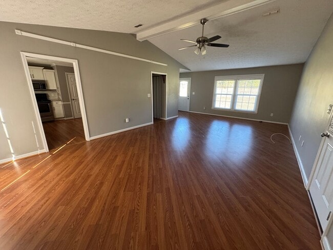 Building Photo - 3 Bedroom, 2 Bathroom- House in Silver Creek!