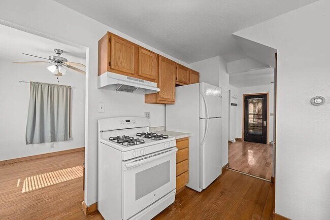 Building Photo - Cozy Clinton Home With Large Yard and Convenient South Bluff Location!
