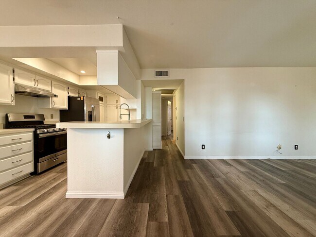 Building Photo - Spacious 2 BED 2 BATH Condo! Two-Car Tandem Garage! Central AC! In Unit Washer/Dryer!