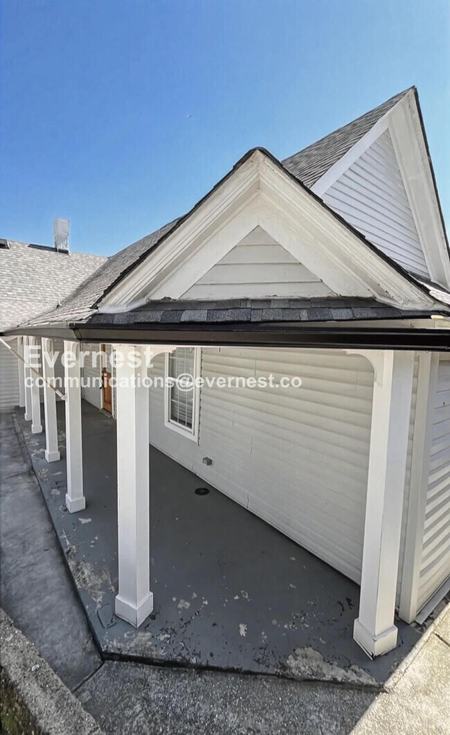 Building Photo - 3 Bed, 2 Bath Home with Fenced Yard / Pet-Friendly / Available Now!