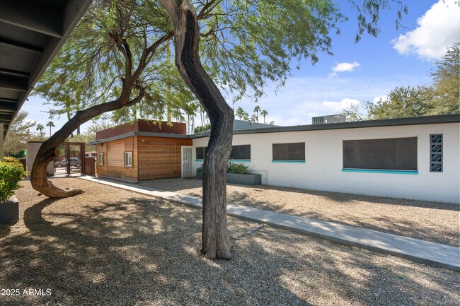 Building Photo - 1518 W Colter St