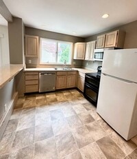 Building Photo - 4 Maple Ave