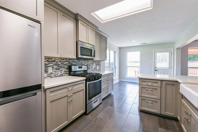 Building Photo - 112 Glade Bridge Ct