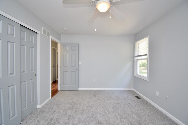 Building Photo - 647 Regent Rd