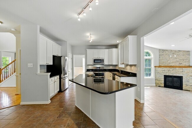 Building Photo - 2513 Holly Springs Ct