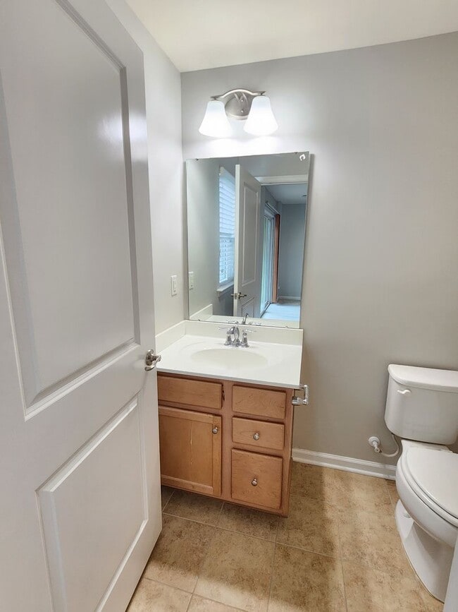 Building Photo - 4 Bedroom Cary Townhome! Great Location, N...