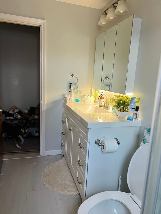 Building Photo - 747 N Main St