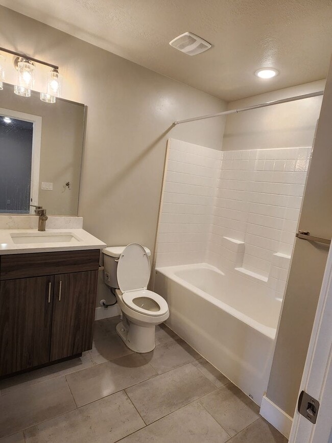 Building Photo - Modern 3-Bedroom Home with Balcony for Ren...