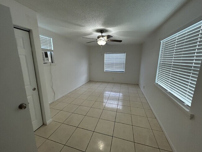 Building Photo - "Charming 3-Bedroom Home in St. Petersburg with Spacious 1,199 Sq Ft Layout!"