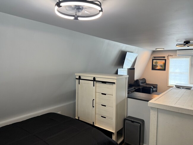Building Photo - Modern Detached (ADU) Efficiency Apartment