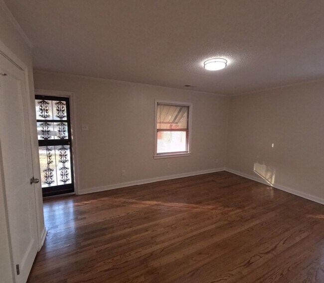 Building Photo - Cozy 2bed 1 bath