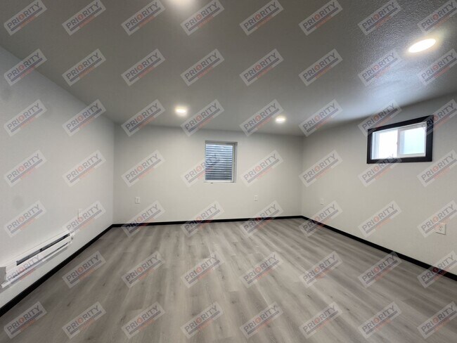 Building Photo - 605 S Miller Ave