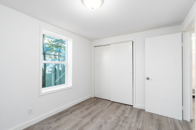 Building Photo - 2120 Lincoln Ave #D - 2 bedroom | 1 bath |...