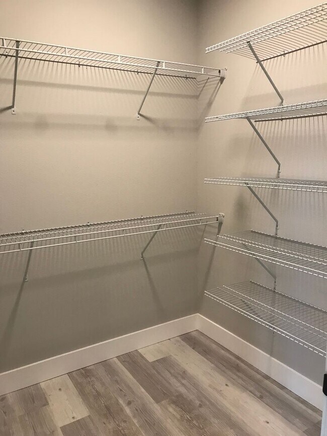 Building Photo - Pet Friendly Three Bedroom in Central Loca...