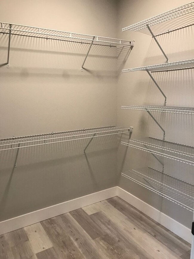 Building Photo - Pet Friendly Three Bedroom in Central Location!