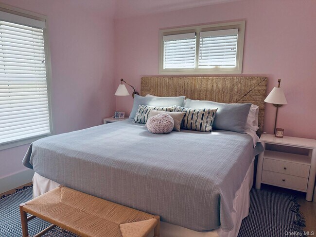 Building Photo - 323 Division St