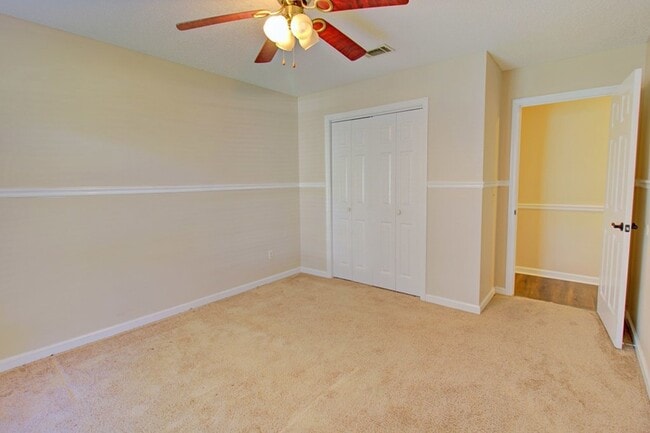 Building Photo - 809 Barrington Dr