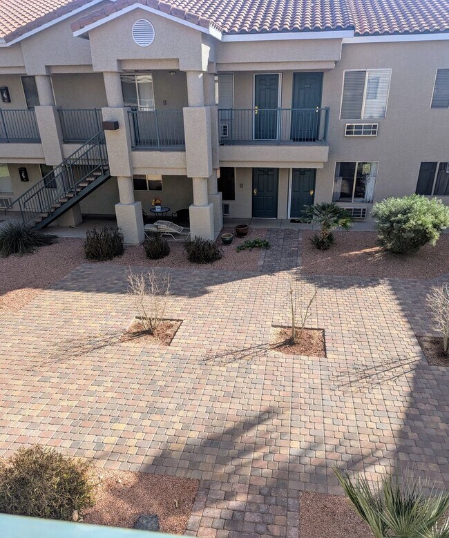 Building Photo - One Bedroom Smokey Lane Condo!