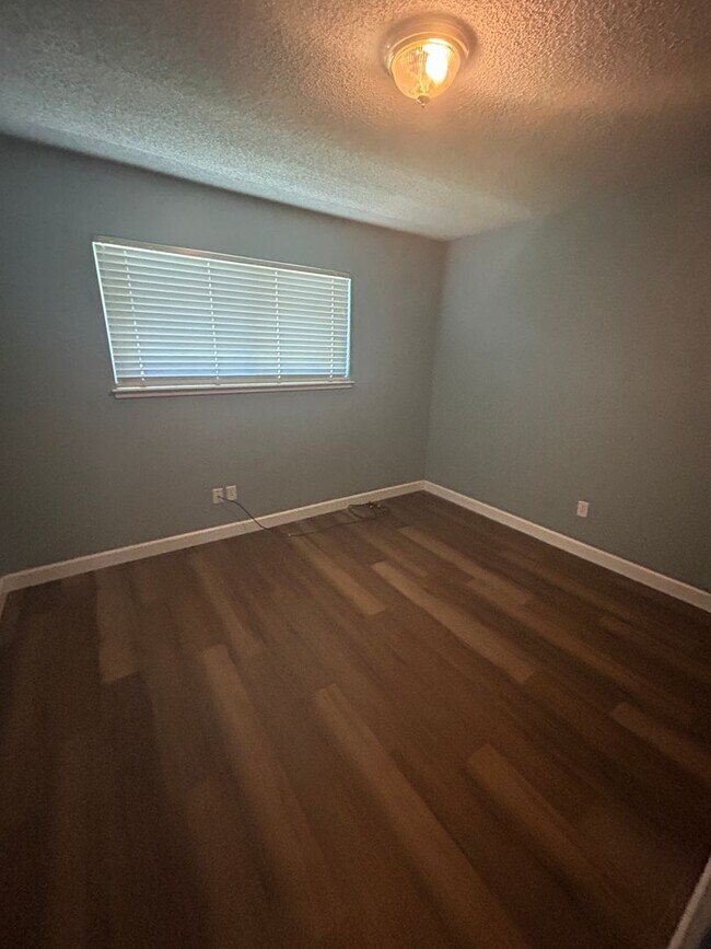 Building Photo - 3 bedroom 2 bath move in ready in Lemoore ...