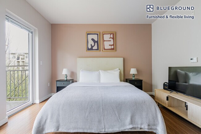 Building Photo - 10333 Main St