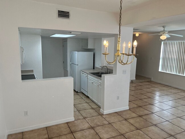 Building Photo - 409 Coconut Palm Way