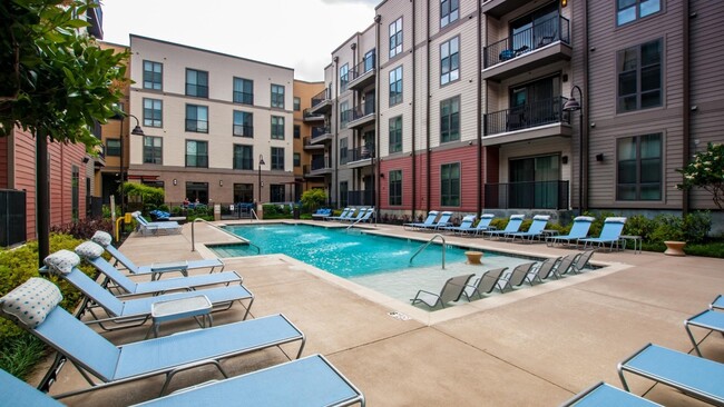 Building Photo - 2000 2nd Ave S