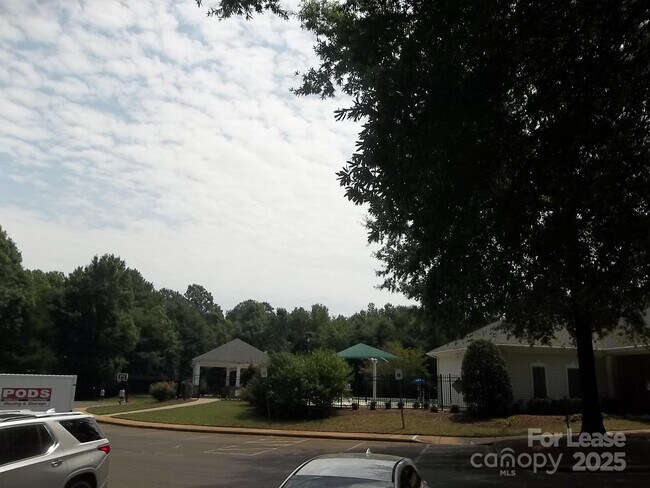 Building Photo - 604 Queenswater Ln