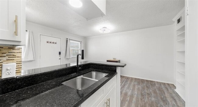 Building Photo - 2401 Manor Rd