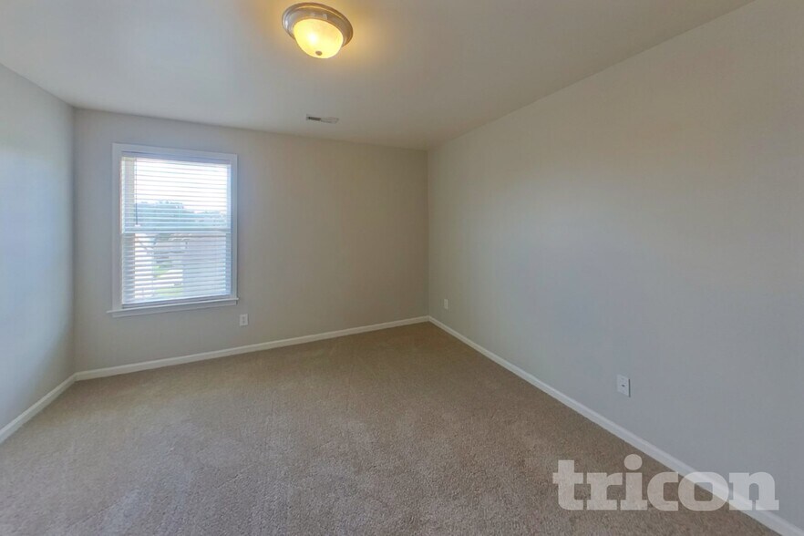 Building Photo - 527 W Saddletree Dr