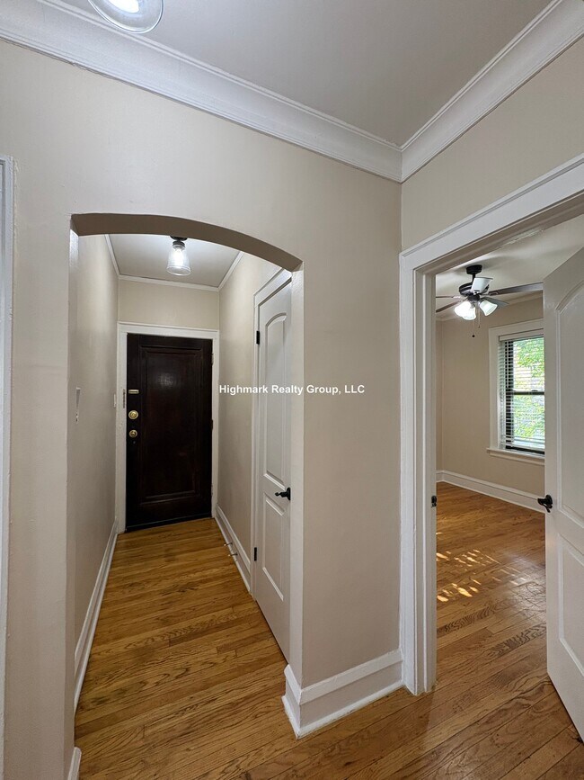Building Photo - 718 Reba Pl