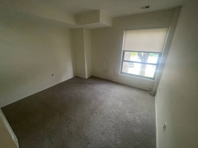 Building Photo - Conveniently Located Gaithersburg 3 Bed/2 Bath Condo, Just Minutes away from I-270 and Shopping!